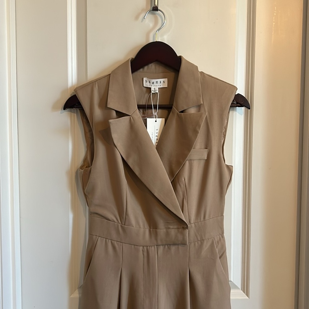 NWT size Small - Big hit fashion size small notch, lapel, flaired leg jumpsuit - Picture 8 of 8